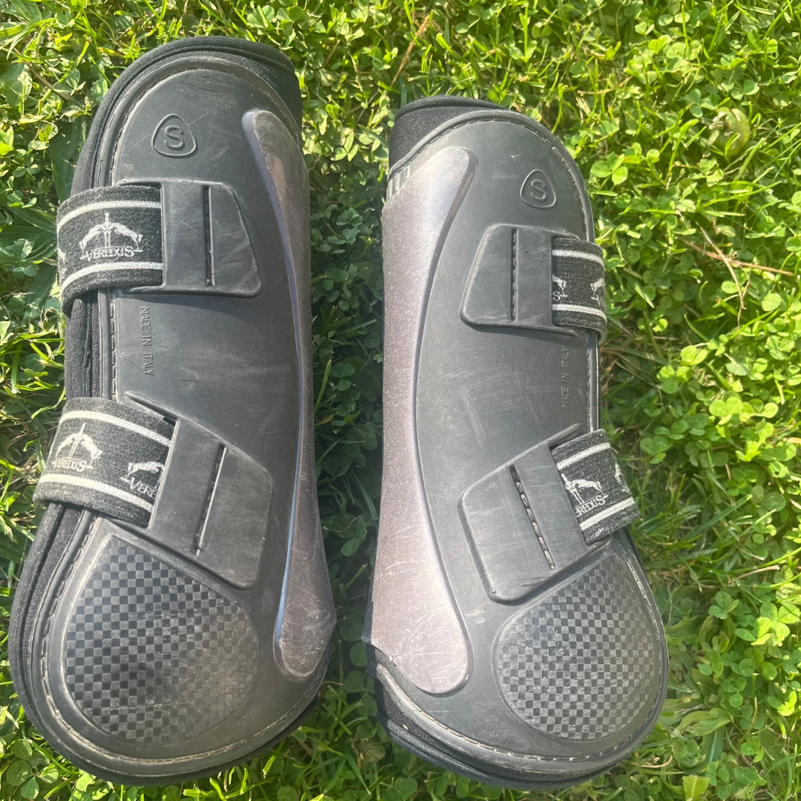 Svarta benskydd Olympus Veredus S - 1