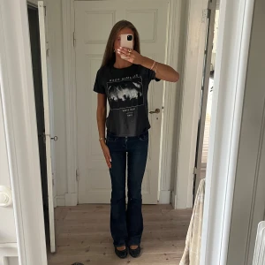 Svart T-shirt - Svart fin T-shirt i storlek S 🤍🖤