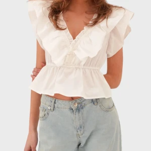 Vit volangblus från meet me there - Supersöt vit blus från meet me there. Säljer pga att den är för stor för mig. Aldrig andvönd och lappen är kvar.