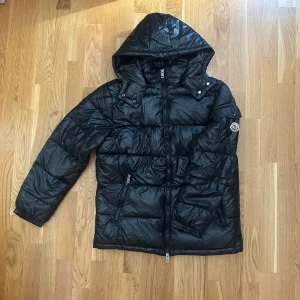 Moncler Maya  - Tja! Säljer den här feta moncler jackan i nytt skick|| skick 10/10 Inga D-effekter|| storlek M|| Nypris: ~18000 Mitt pris 2199 men priset kan diskuteras|| Om ni har frågor eller funderingar är det bara att fråga|| mvh Luxarycloset||