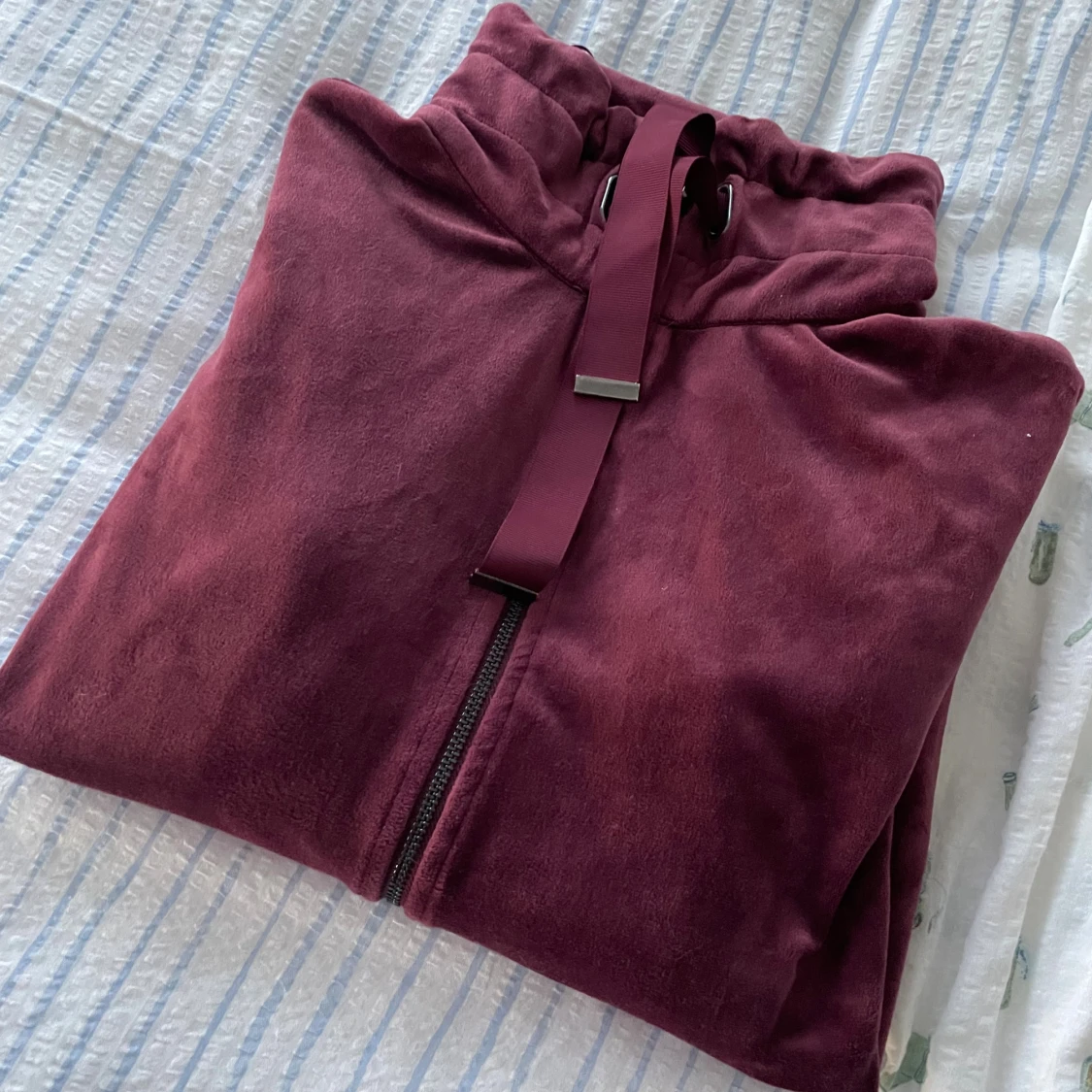 Vinröda mjukisset i sammet - 2