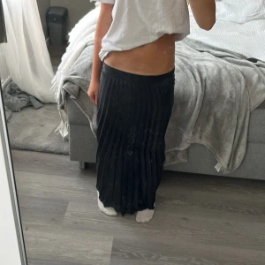 Svart plisserad långkjol från Zara - Snygg svart plisserad långkjol från Zara i storlek S. Säljer pågrund av att den inte används 💗