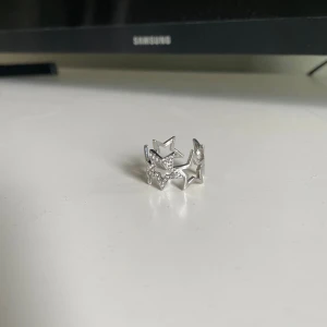 Silvrig ring - En fin silver ring med stjärnor.