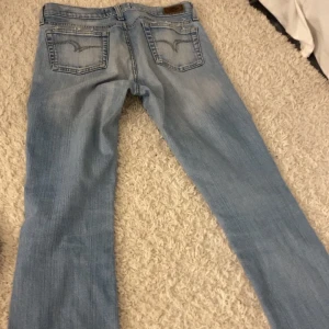 Lågmidjade ljusa bootcut - Säljer dessa skit snygga jeans ifrån Lee Cooper. Köpte från en tjej på vinted. ‼️Bild 3 o 4 är lånade‼️. Fint skick och säljes för 220kr💞Pris kan diskuteras. Mått: Midja 36cm tvärs över  Innerbenslängd 78cm 