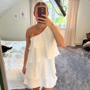 Vit volangklänning - Supersnygg och populär volangklänning från Gina Tricot Young. Storlek 170 som passar mig med S! Säljer likadan i ljusgul!!