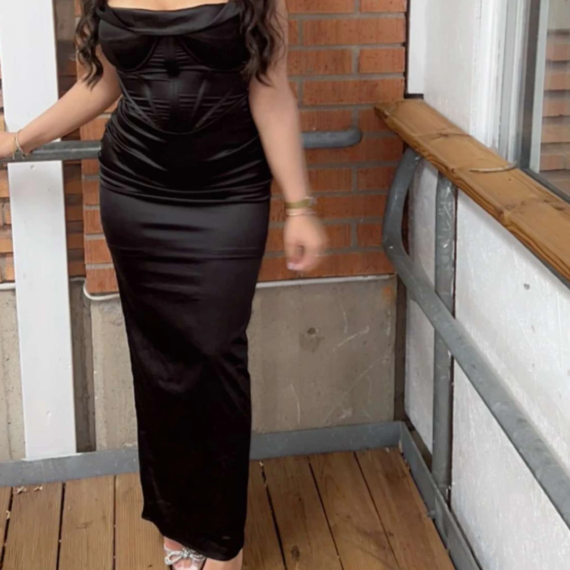 Svart lång satinklänning med corsage - 2