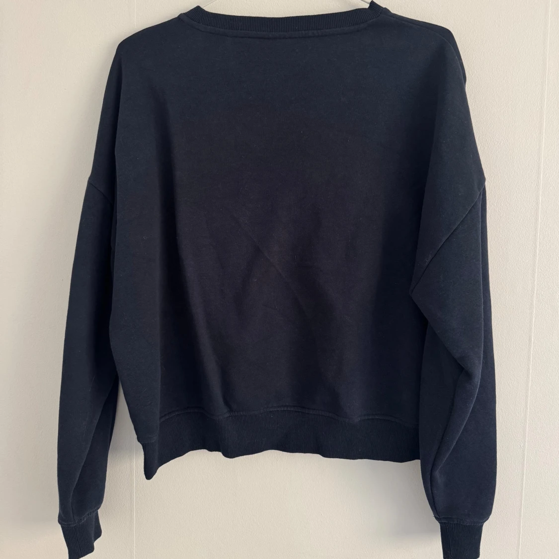 Mörkblå sweatshirt från ONLY med tryck - 1