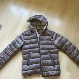 Colmar jacka💞 - Jätte snygg colmar jacka i bra skick🎀storleken är ”40” men är dom xs/s Gärgen är metallic som är blandning med lila/silver/beach