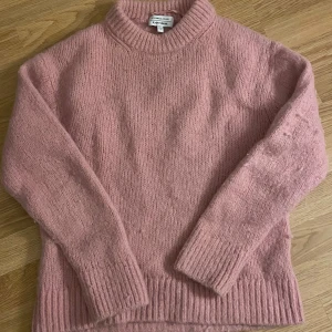 Rosa & other stories tröja  - Suuuper din tröja från & other stories. Kommer inte alls till användning. Den är nopprig men det går bort med en noppkam eller klädroller. Storlek M men skulle säga att den passar M/S