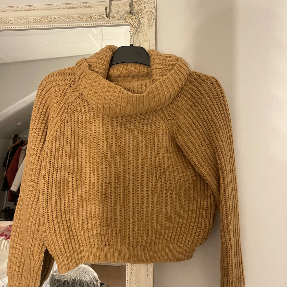 Stickad polotröja i camel