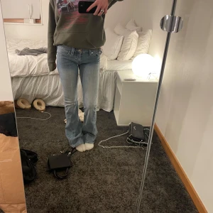True Religion jeans i ljusblå tvätt - Säljer ett par True Religion jeans i ljusblå tvätt. Säljer dom på grund av att dom inte används. Dom har blivit sparsamt använda så dom ser nästan helt nya ut💕 Ordinarie pris 1 299kr.
