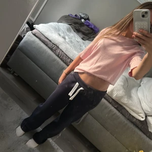 Ljusrosa stickad topp från H&M - Säljer en ljusrosa stickad topp från H&M med rund halsringning och halvlånga ärmar 💗