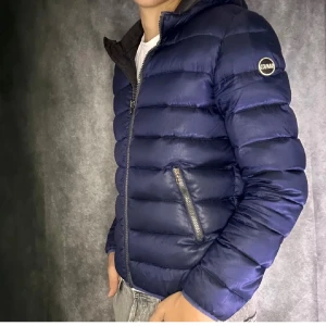 Colmar jacka marinblå - Snygg och högkvalitativ colmar vinterjacka i mycket fint skick. 💰 Mitt pris: 1799kr   💸 Nypris: ca 3 000 kr 📩 Hör av dig vid frågor – snabb affär kan diskuteras ❄️