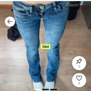 Blå bootcut jeans från LTB - Snygga blå jeans från LTB med bootcut passform och låg midja. Tillverkade i mjuk bomullsdenim. Skulle säga att dem passar xs-s. Utsprätta och lite slitna där nere vilket man knappt märker, köpt för 750 kr här på plick❤️ 