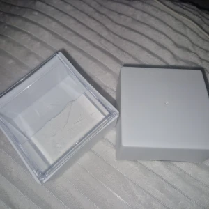 Förvaringsboxar - Två förvaringsboxar som man kan hänga upp på väggen med hjälp av dubbelhäftande tejp som ingår. 