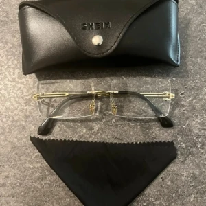 Rektangulära modeglasögon med gulddetaljer från SHEIN - Stilrena rektangulära glasögon med transparenta linser och tunna guldfärgade bågar. Skalmarna är smala med svarta ändar och näskuddar för extra komfort. Perfekt accessoar för en modern look :)