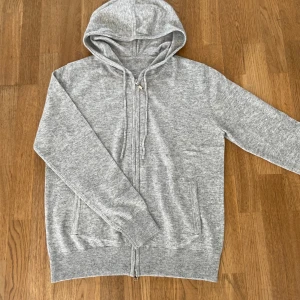 Kashmir/Merinoull zip hoodie - Riktigt snygg ljusgrå Kashmir/Merinoull zip Hoodie i storlek S!🌟 Endast testad, aldrig använd! Hör av dig vid intresse eller minsta fundering🙏!