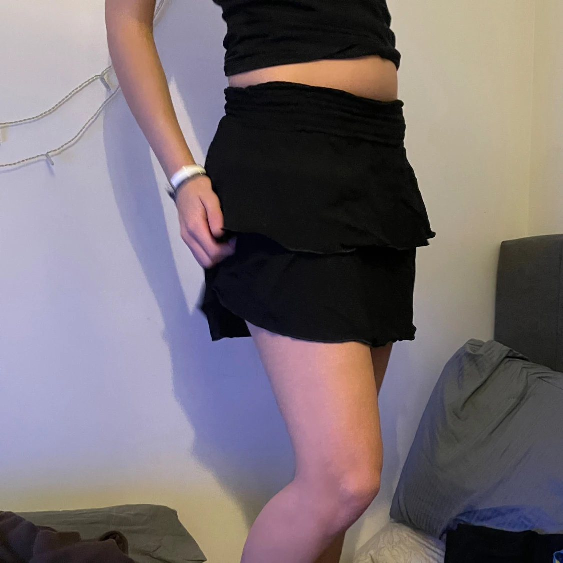 Svart volangkjol med resårmidja - 1