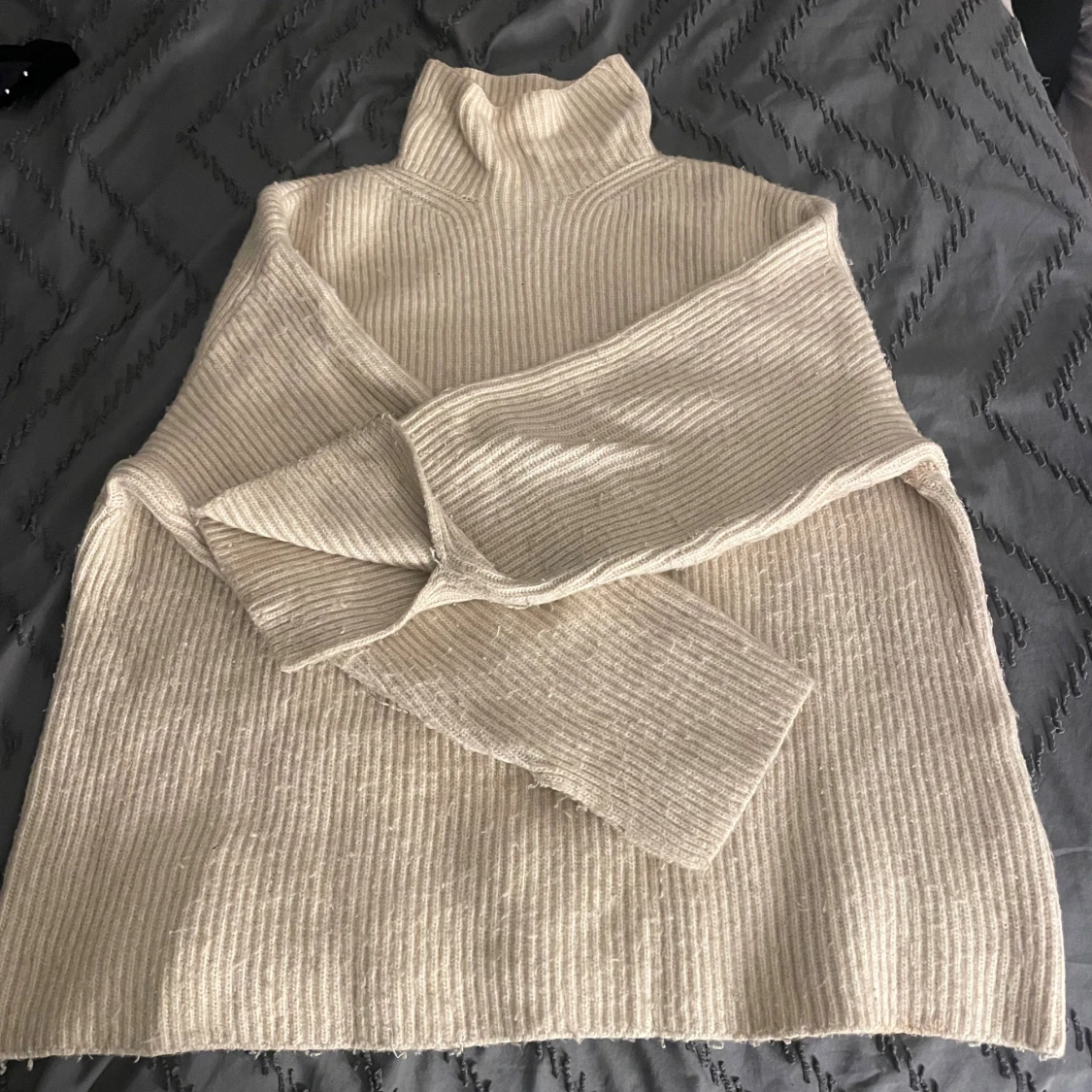 Beige ribbad polotröja