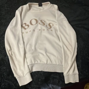 Hugo boss  - Säljer denna Hugo boss sweatshirten då den är för liten den är i storlek m och är äkta men den är trasig 