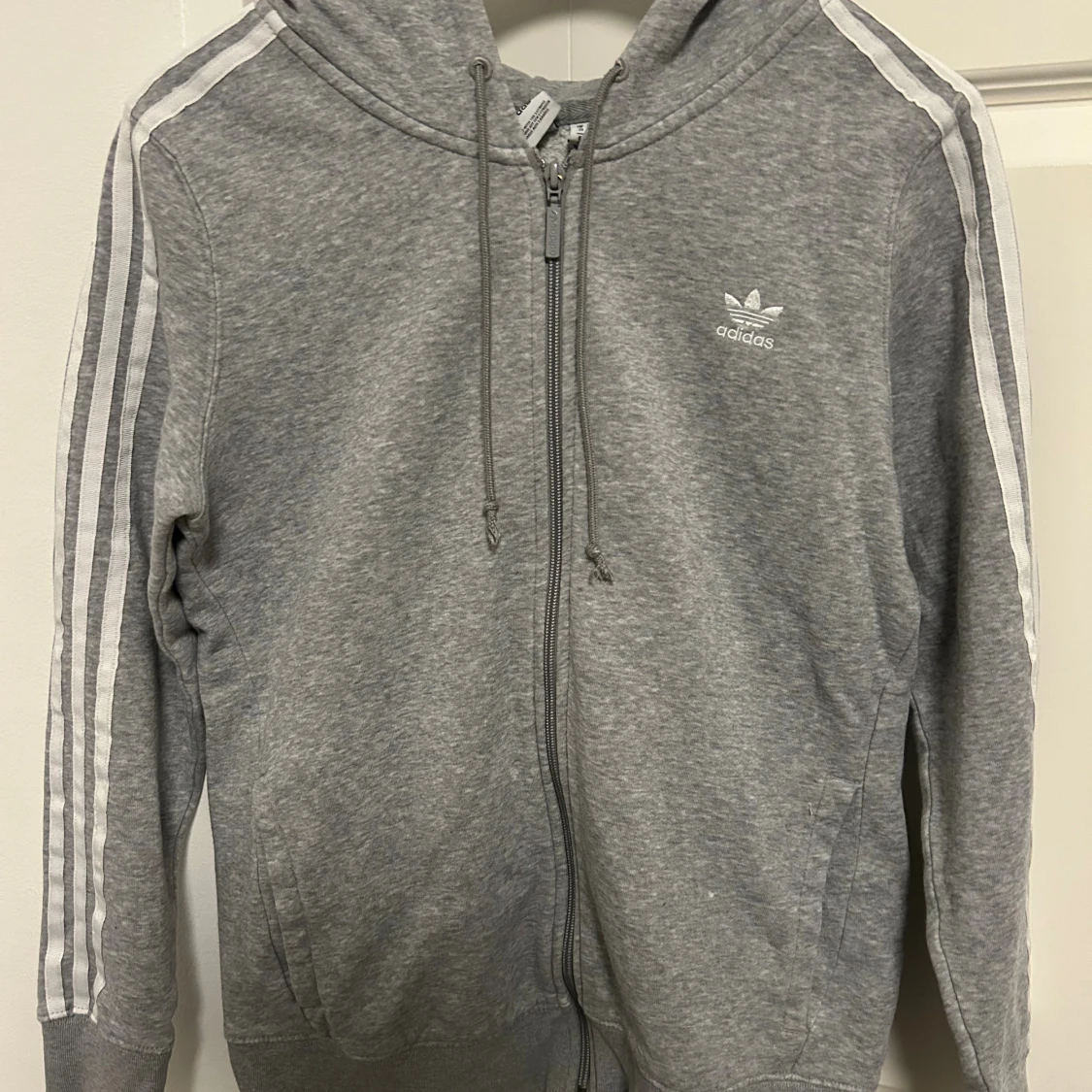 Grå Adidas hoodie med dragkedja