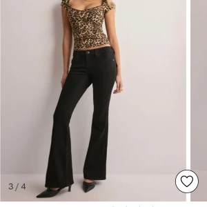 Svarta bootcut jeans från True Religion - Snygga svarta jeans från True Religion med bootcut passform och klassiska detaljer på bakfickan. Jeansen har normal midja och är tillverkade i ett stretchigt bomullsmaterial för en bekväm känsla. Perfekta för dig som gillar en tidlös och trendig look. Midjan är 37 och innebenslängden är 80💕