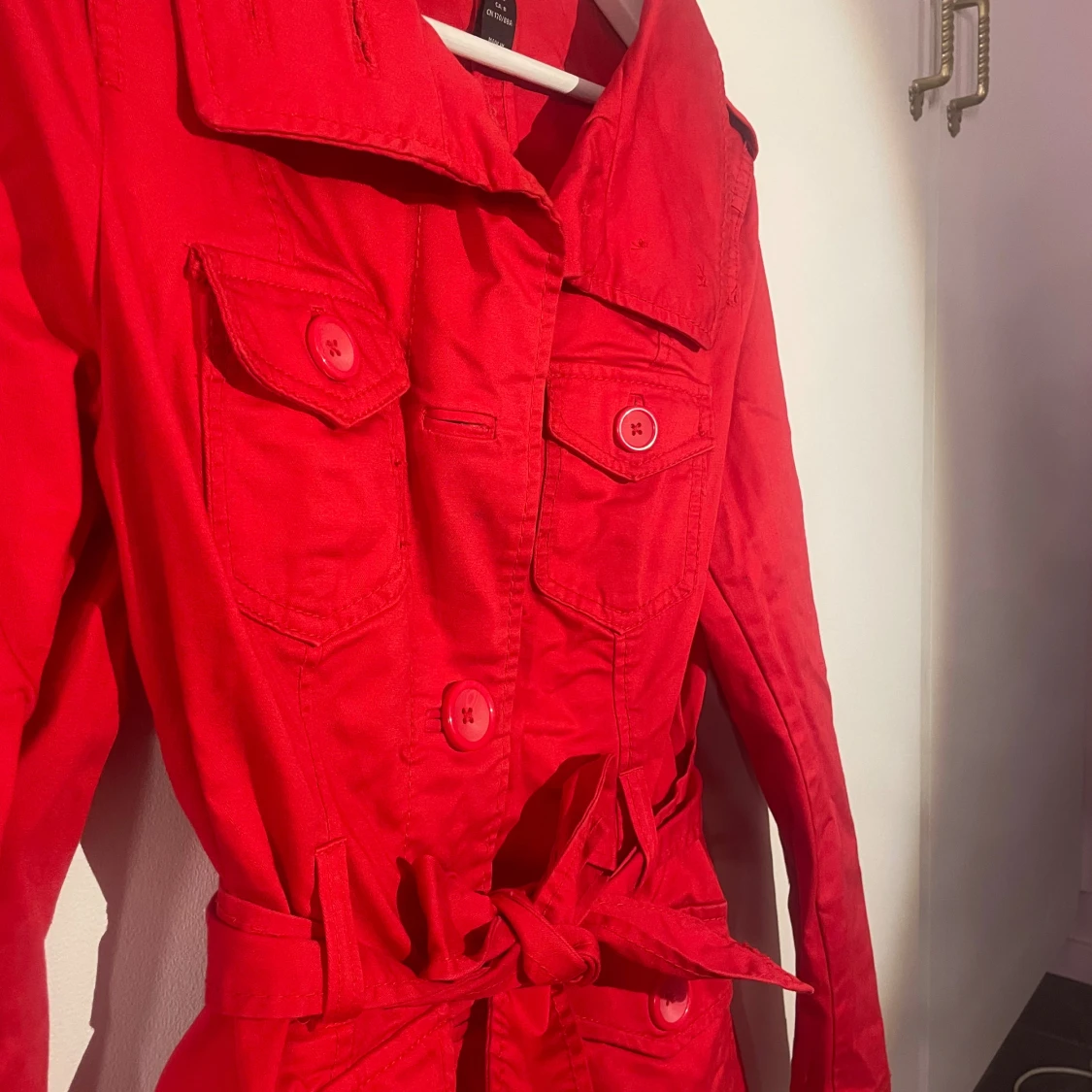 Röd jacka med bälte från H&M - 1