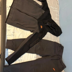 Nike tech fleece  - Svart,grå, orange Nike tech fleece tracksuit Storlek S på koftan och M på byxor  
