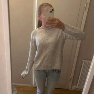 Ljusgrå stickad tröja  - Mysig ljusgrå stickad tröja från Pieces