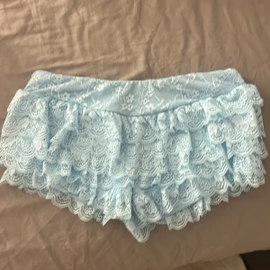 Ljusblå kjol  - Ljus blå kjol med shorts under storlek S .