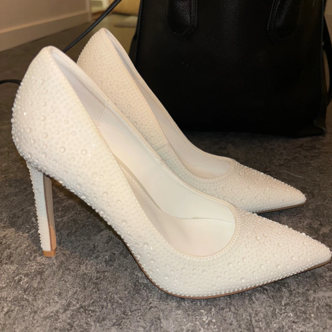 Vita pumps med pärldetaljer från Shein - 1