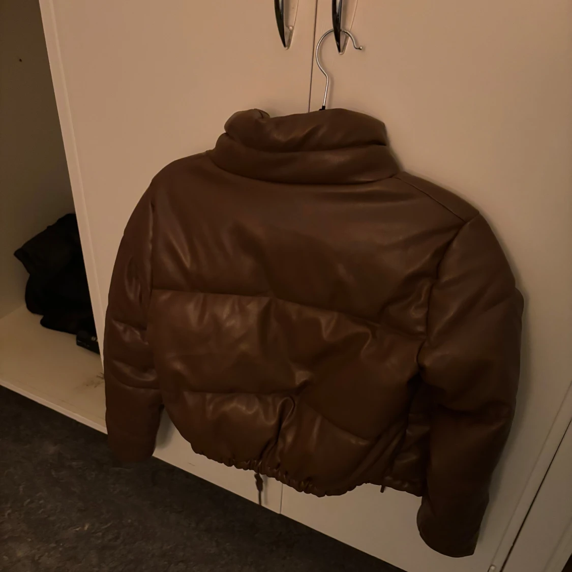 Brun pufferjacka i skinnimitation - 1