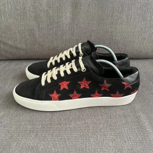 Saint Laurent skor - Tjena, säljer nu dessa riktigt snygga saint Laurent skorna, de är i bra skick men finns små tecken på användning, lite skavt bak i hälen inuti skon och sulan är repaintad med vit färg. Endast skorna ingår🙌🤝