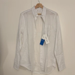 Samsoe vitt linen skjorta  - Perfect skjorta för sig själv eller under en go tröja. Aldrig använd och inte en fläck på sig.