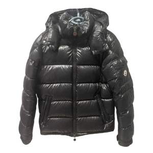 Moncler puffer jacket storlek 2 - Tja, säljer nu en väl omhändertagen moncler jacka i storlek 2. Jackar är i väldigt fint skick och är bärd med omsorg och kärlek. Är du intresserad av tydligare bilder är det bara att hojta. 