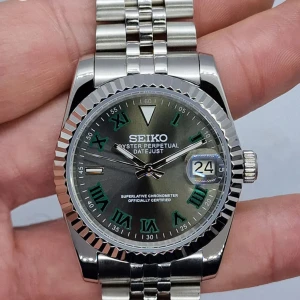 Seiko Datejust Oyster Olive Roman - Säljer min daily klocka pga. skaffat ny, funkar perfekt nu i vinter och säljs väldigt billigt! Skickar med en fin låda, extra länk, skruv och liten plattmejsel. Tappat en skruv därmed priset. 