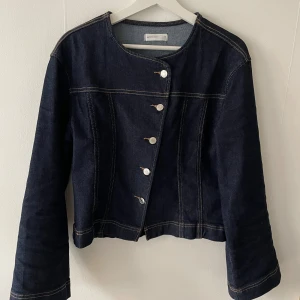 Jeansjacka - Jeansjacka från Gina Tricot i mörkblå tvätt, storlek M. Bara använt 4 gånger, så den är som i väldigt bra sick och inga slitage. Köpte för 600kr, säljer den för 400kr!🥰