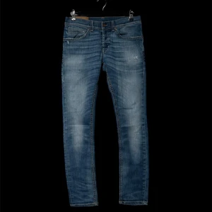 Dondup ”George” W30 - Dondup jeans i storlek 30                                        Skick: 9/10                                                                    Nypris: 4000kr                                                             Mitt: 899kr