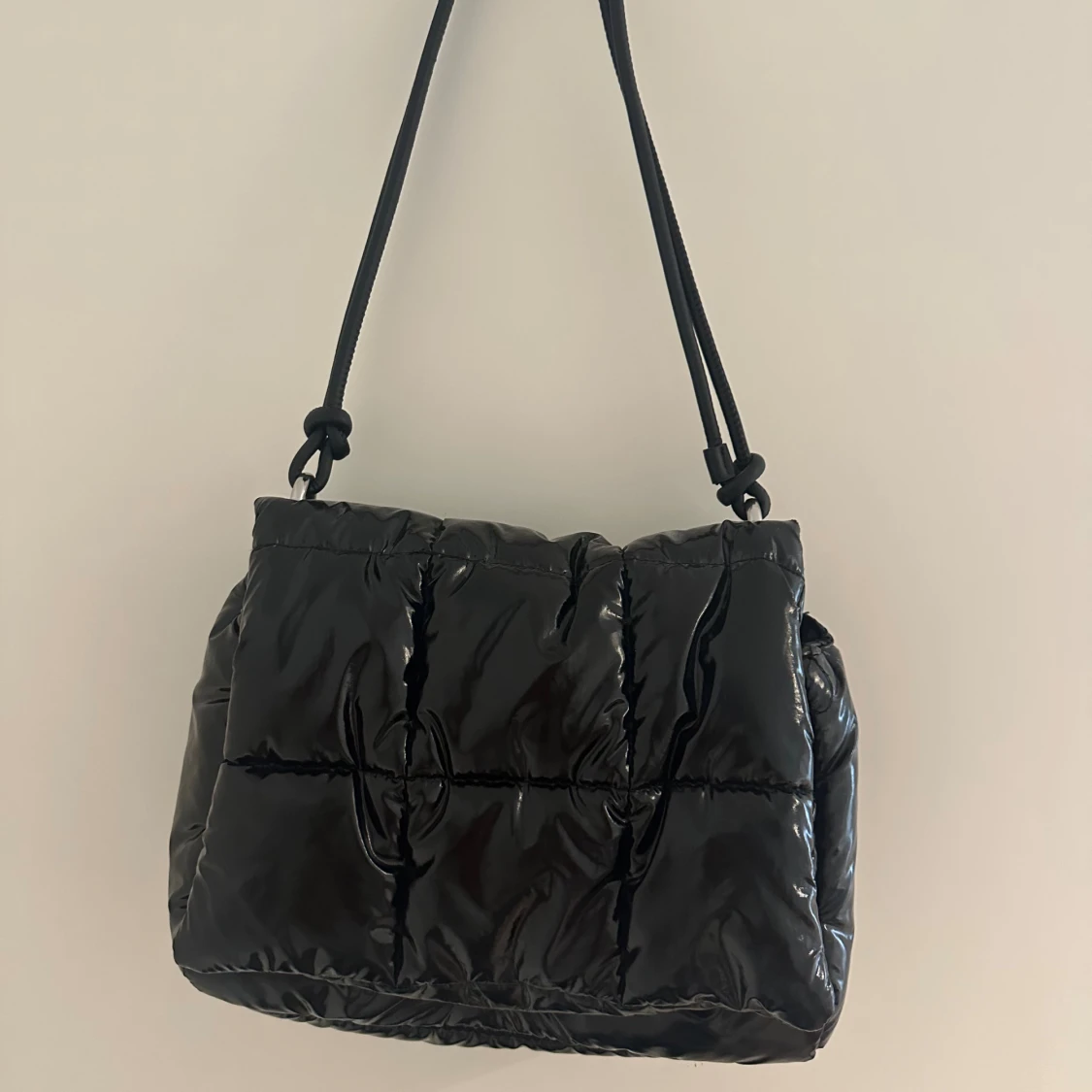 Svart quiltad axelväska från H&M