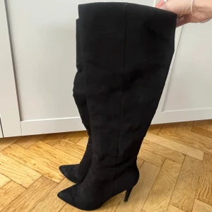 Svarta höga stövlar med klack - Snygga svarta stövlar med spetsig tå och klack! Vet tyvärr inte vart de är ifrån eftersom jag köpte de secondhand. Säljer eftersom de inte kommer till användning💕pris kan diskuteras vid snabbt köp