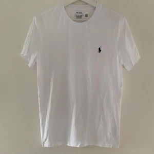 Ralph Lauren t-shirt - Ralph Lauren t-shirt | Storlek S | Custom slim fit | Endast 299:- | Tveka inte att höra av dig vid frågor | ladoelgato.resell