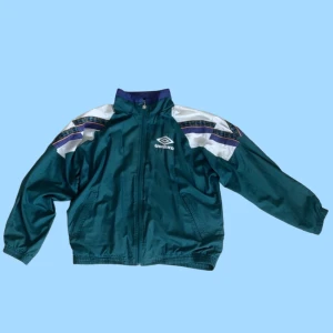 Grön vintage vindjacka från Umbro - RETRO UMBRO JACKA GRÖN                      SKICK: Bra skick, jackan har inga defekter 