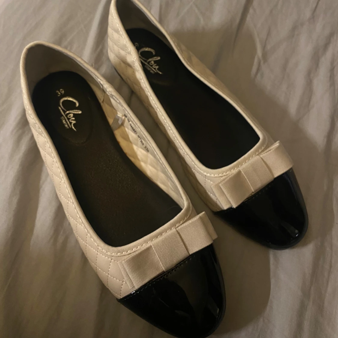 Beige och svarta ballerinaskor med rosett - 1