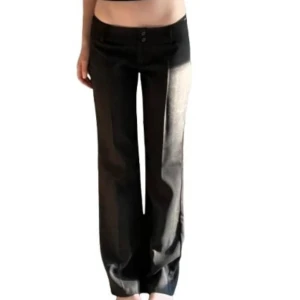 Svarta lågmidjade kostymbyxor - Jättefina kostymbyxor som nyligen köptes på en vintage butik i Köpenhamn. Stl L men kan passa M också, iallafall med bälte. Benen har blivit uppsydda men de är lite för korta på mig som är 172, skulle nog passa någon som är mellan 165-170 Midjemått ca 42cm men stretchiga och Innerbenslängd ca 78cm