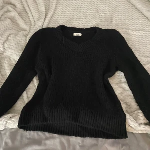 Svart stickad tröja från JDY - Mysig svart stickad tröja från JDY med v-ringad hals och lång ärm. Perfekt för lager-på-lager nu inför hösten. Den är lite figursydd. Storlek M lite nopprig