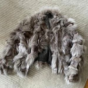 Päls - Snyggaste pälsen!!!! Har vissa defekter kan skicka bild om önskas🌟 Äkta päls! Pris går att diskutera vid snabb affär🩷