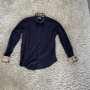 Mörkblå Burberry skjorta  - Snygg burrbery skjorta i bra skick. Bara att höra av dig vid minsta lilla fråga.