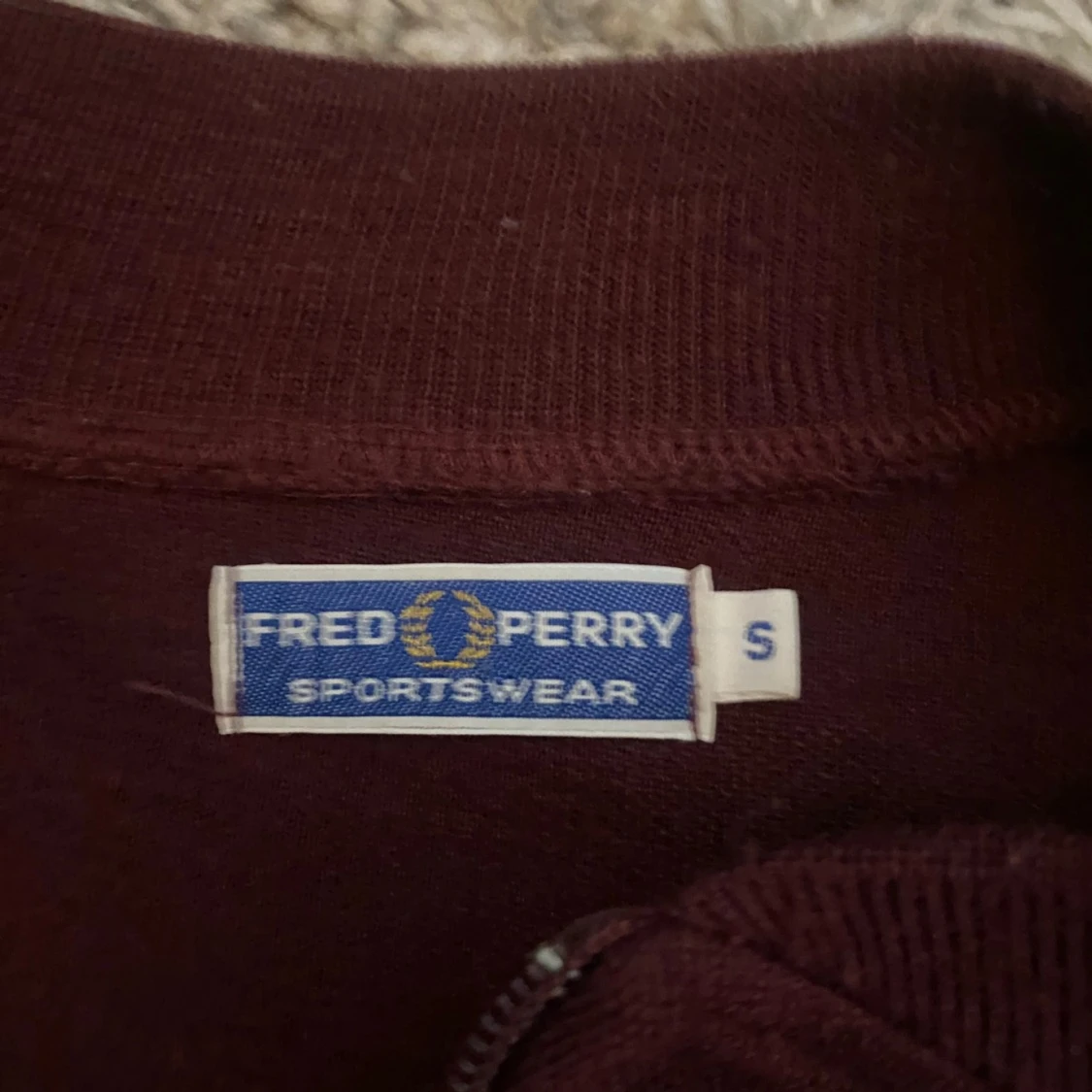 Vinröd Fred Perry kofta med gula ränder - 90