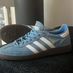 adidas spezial - säljer nu dessa snygga adidas spezial skorna då de inte kommer till användning. skick 8,5/10