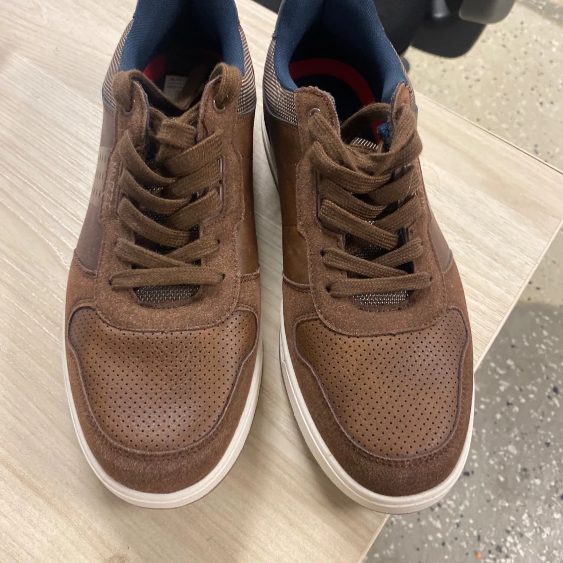 Bruna sneakers från Muzzo, storlek 42 - 4